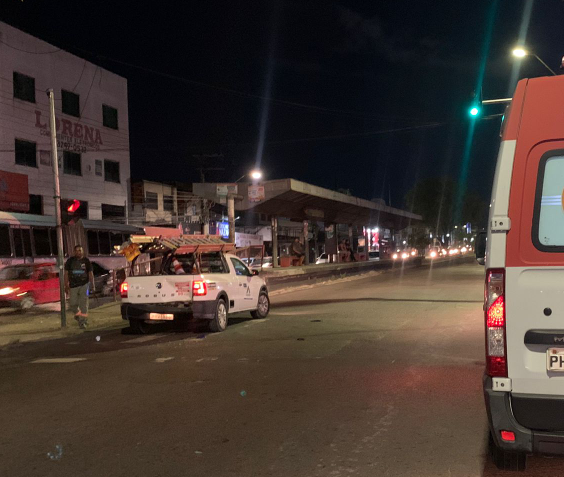 Motociclista é arremessado ao bater em traseira de carro da Amazonas Energia