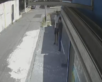 VÍDEO: Professor tem seus pertences roubados em frente de escola em Manaus