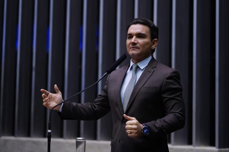 Cotado para o Turismo, Sabino apaga post em que criticava Lula