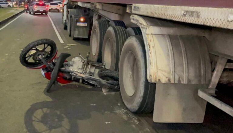 VÍDEO: Motociclista fica com a perna presa embaixo de carreta em acidente no Coroado