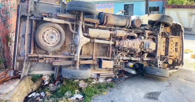Freios falham em ladeira e motorista pula de caminhão em Manaus