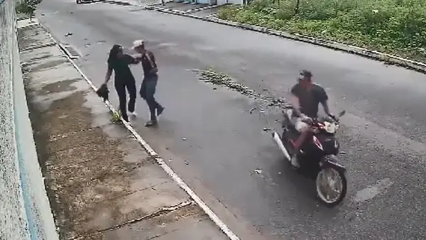 VÍDEO: Para escapar de ladrões, mulher joga bolsa por cima de muro e frustra assaltantes