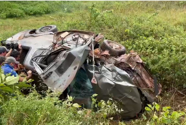 VÍDEO: Homem sobrevive após carro capotar e ficar totalmente destruído na BR-319