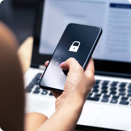 Mulher tem celular invadido e golpistas roubam R$225 mil de conta digital