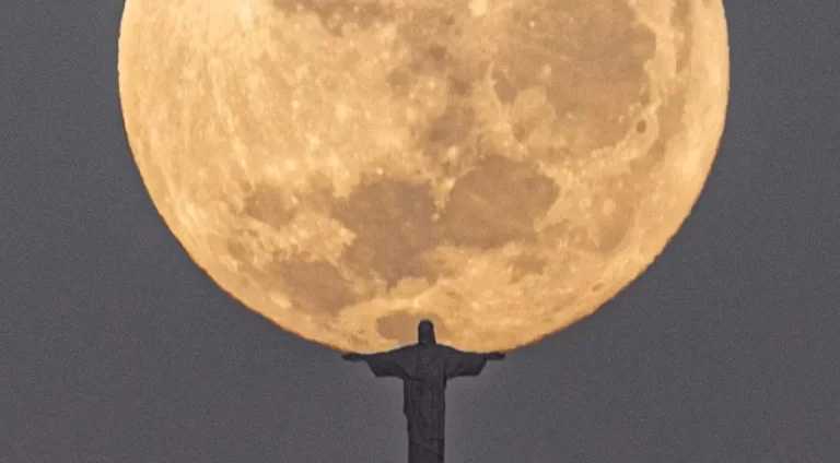 Fotógrafo registra Cristo Redentor “abraçando” lua cheia e foto viraliza