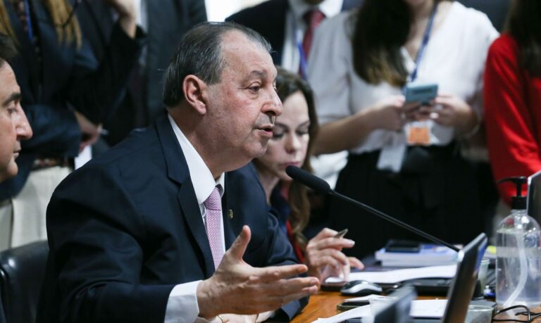 "Narcotráfico emprega mais que prefeituras no AM", diz Omar Aziz