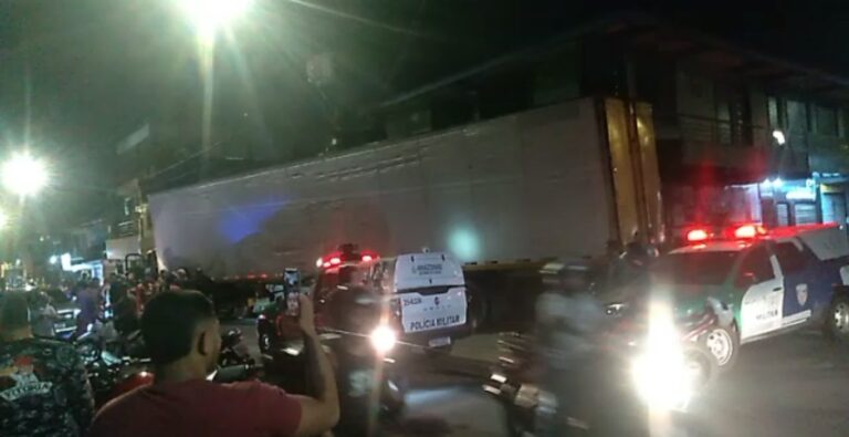 VÍDEOS: Carreta colide contra postes em acidente no bairro Alvorada 2