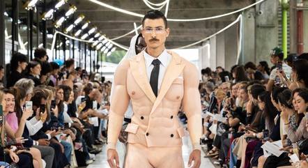 Terno que simula “corpo musculoso” em desfile em Paris viraliza na web