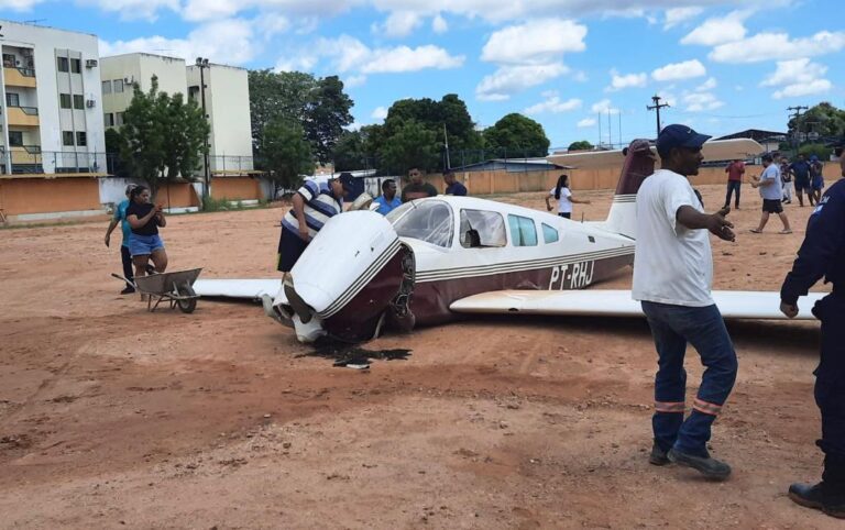 VÍDEO: Avião de pequeno porte cai em campo de futebol e passageiros sobrevivem