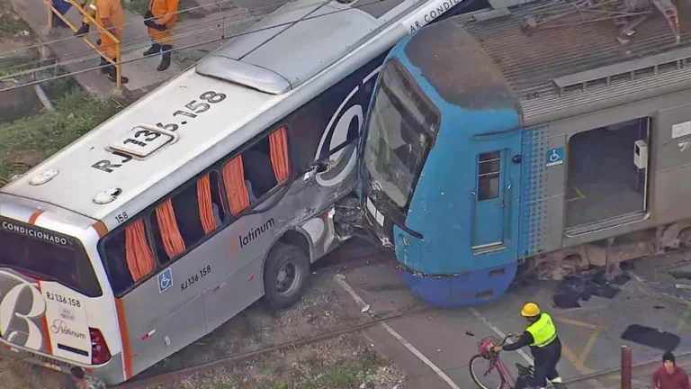 VÍDEO: Ônibus é atingido por trem e acidente deixa 19 feridos, no Rio de Janeiro