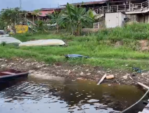 VÍDEO: corpo com sinais de tortura é encontrado em igarapé