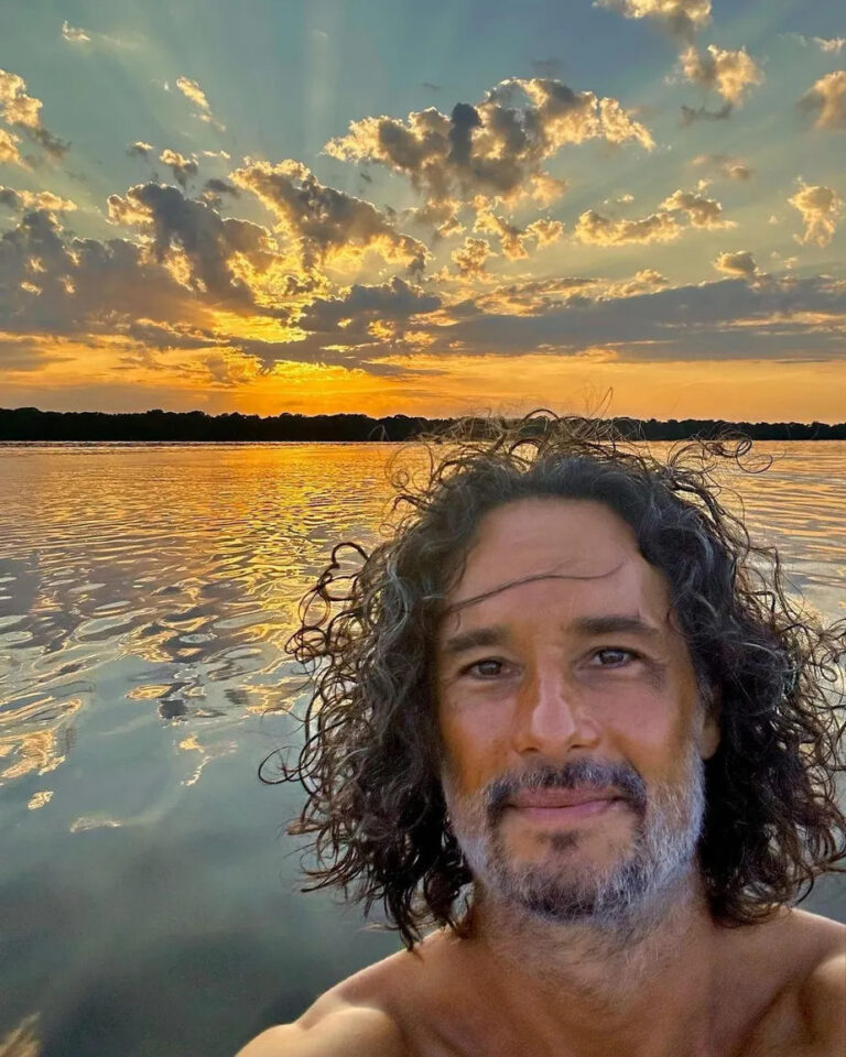 Rodrigo Santoro posta fotos no Rio Negro em visita ao AM