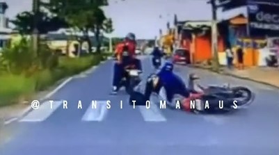 VÍDEO: Falta de atenção provoca colisão entre motocicletas em Manaus