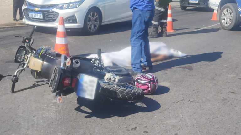 VÍDEO: Motociclista perde o controle, bate a cabeça e morre em avenida de Manaus