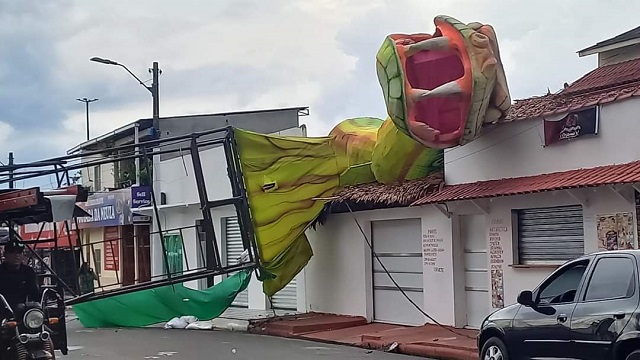 Alegoria do Garantido despenca em residência após temporal