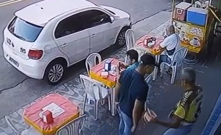 VÍDEO: Em Manaus, homem apanha de assaltante por não ter celular