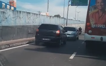 VÍDEO: Motorista é flagrado dirigindo de ré em avenida de Manaus