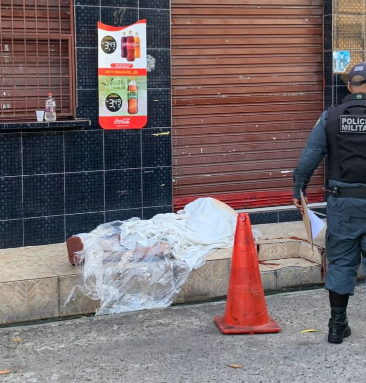 Homem é baleado em frente de mercadinho em Manaus