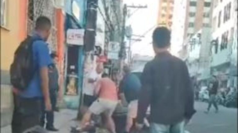 Vídeo: Homem suspeito de roubar celulares é espancado, em Manaus