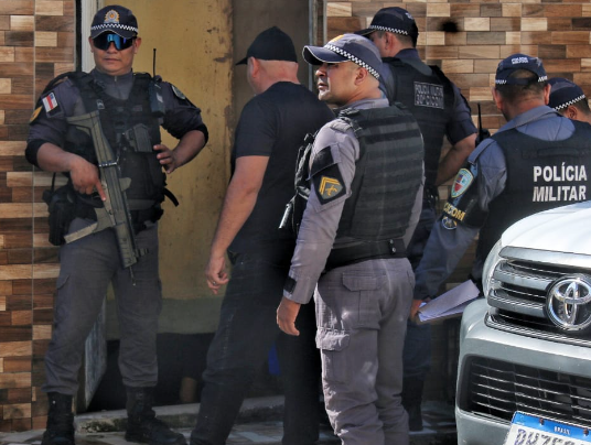 Com o sobrinho no colo, jovem é morto a tiros em Manaus