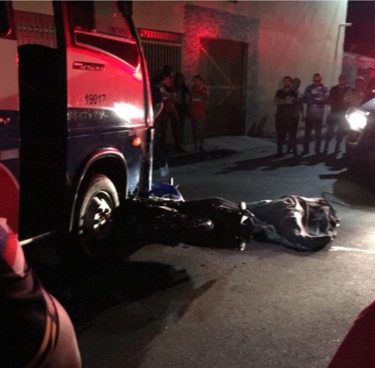 Motociclista morre após moto ficar presa embaixo de micro-ônibus, em Manaus