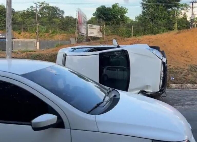 VÍDEO: carro e caçamba tombam na Avenida do Turismo VÍDEO: carro e caçamba tombam na Avenida do Turismo
