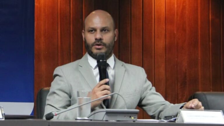 Presidente do INSS é exonerado após acusação de “farra das passagens”
