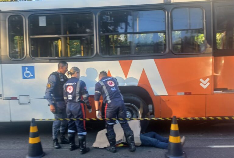 VÍDEO: Mototaxista tem cabeça esmagada após ser arrastado por ônibus em Manaus