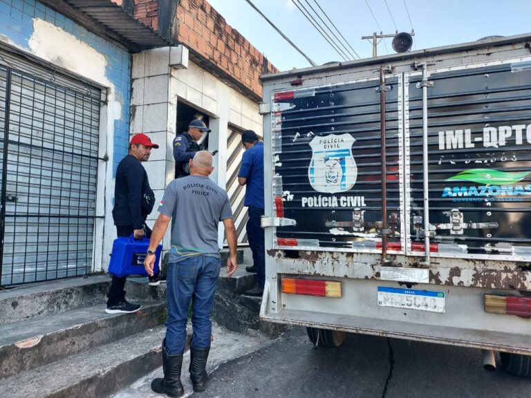Idoso é encontrado morto após ser esfaqueado dentro quitinete, em Manaus