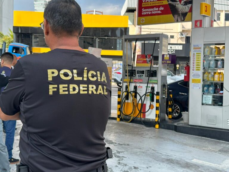 PF realiza operação em postos de combustíveis contra possíveis práticas de cartel, em Manaus