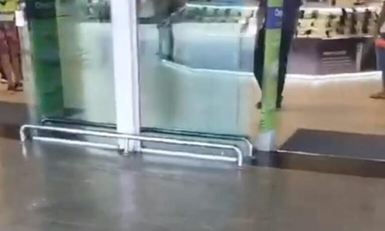 VÍDEO: Assaltantes invadem loja em Manaus e levam 24 celulares 