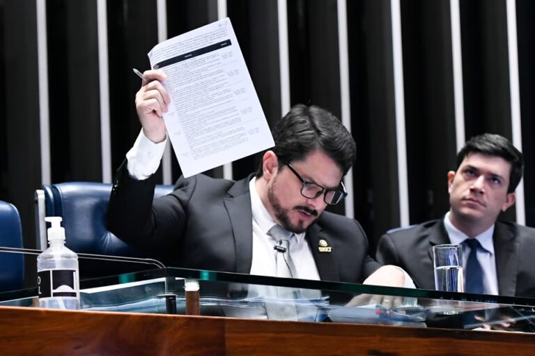Do Val diz que fez “acusações infundadas” contra Bolsonaro