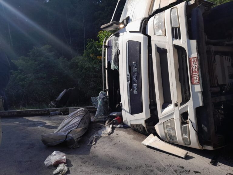 Carreta tomba e motorista morre após ser arremessado de veículo