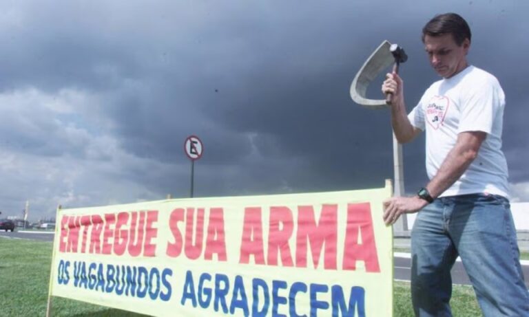 Bolsonaro alfineta decreto antiarmas de Lula