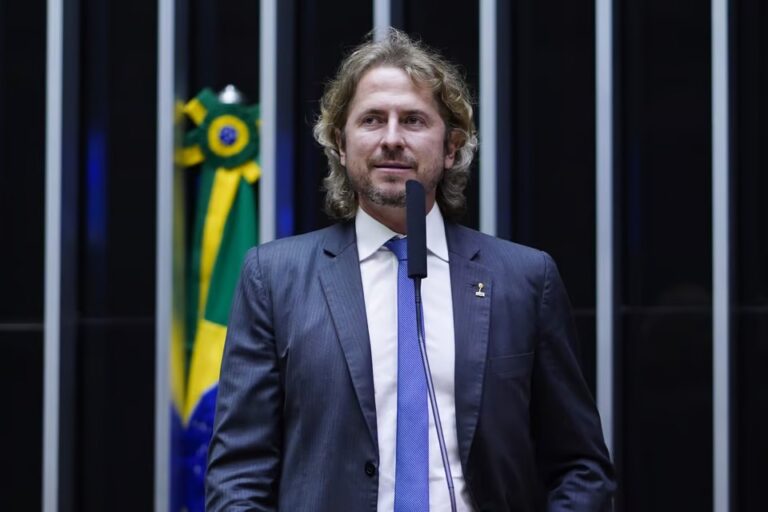 Líder do PT na Câmara aciona o STF contra Zé Trovão por ameaça a Lula