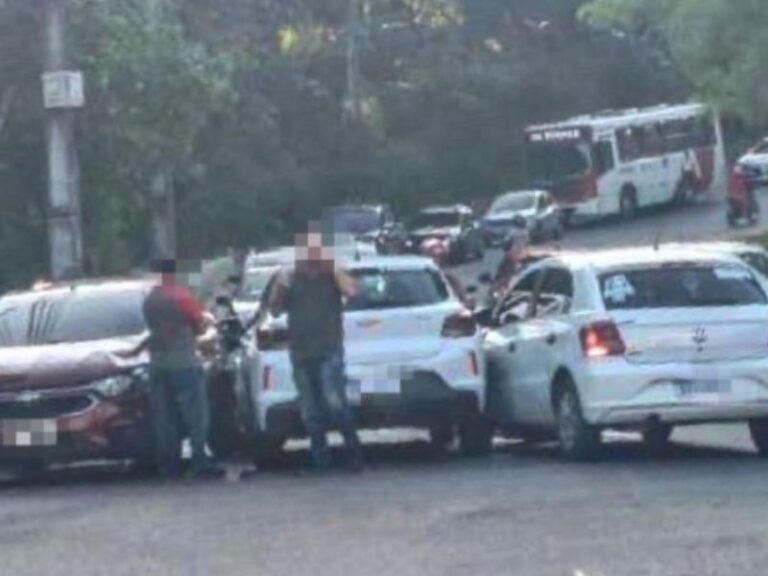 Carro tenta ultrapassagem e colide com outros dois em avenida de Manaus