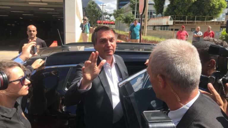 Bolsonaro deixa a PF após depor por 2 horas e meia
