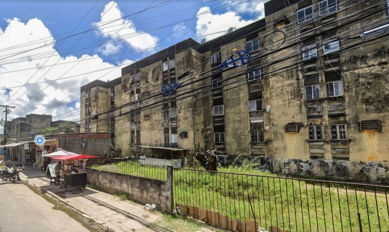 Sobe para 14 o número de mortos de prédio que desabou no Grande Recife
