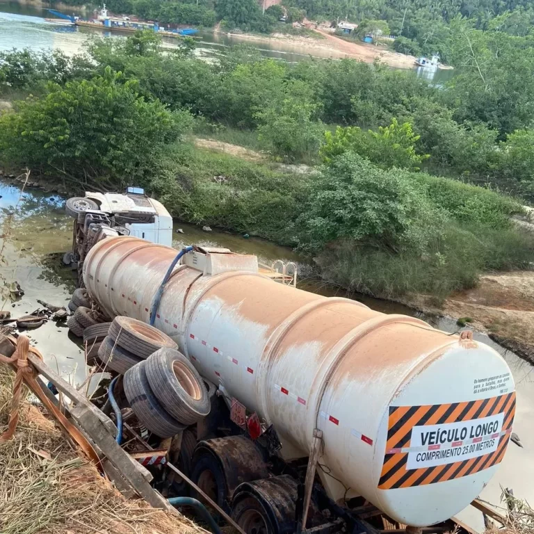 Carreta tomba em BR-230 e derrama 15 mil litros de óleo diesel às margens de rio, no AM
