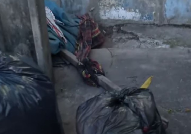 Com sinais de tortura, corpo é encontrado enrolado em rede no meio do lixo, em Manaus