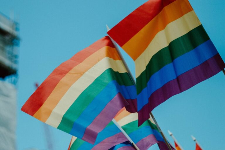 Rússia aprova lei que proíbe transições de gênero e adoção por pessoas  trans