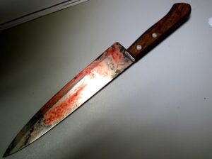 Homem sai para buscar sobrinha e é esfaqueado na Compensa