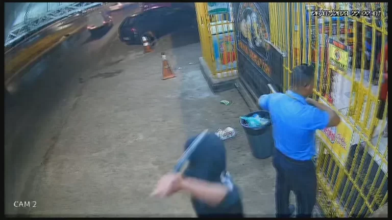 VÍDEO: homem é esfaqueado pelas costas em frente a terminal de ônibus