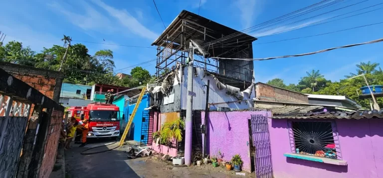 Três pessoas escapam de incêndio, que destrói parte de casa, em Manaus
