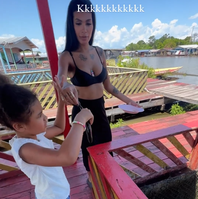 VÍDEO: Cantora Pocah exibe viagem à Amazônia com filha e amigos
