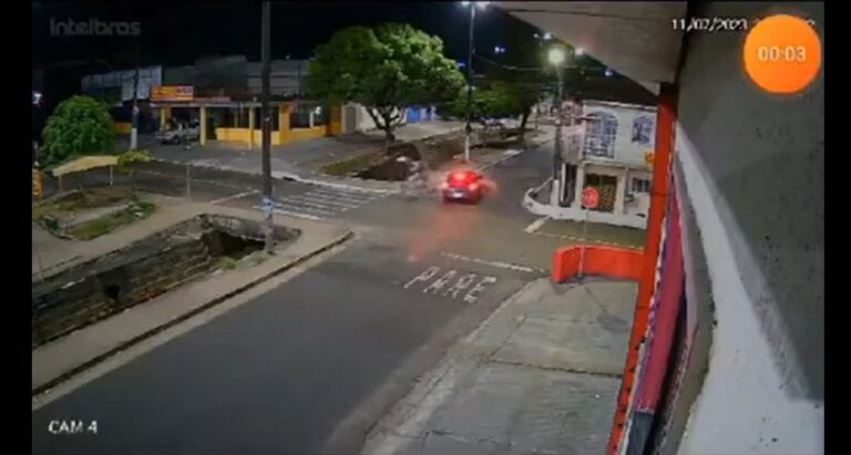 VÍDEO: Momento em que casal é lançado de moto para dentro de igarapé durante acidente, em Manaus