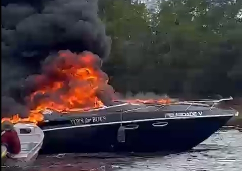 VÍDEO: Lancha fica destruída após pegar fogo no Tarumã, em Manaus