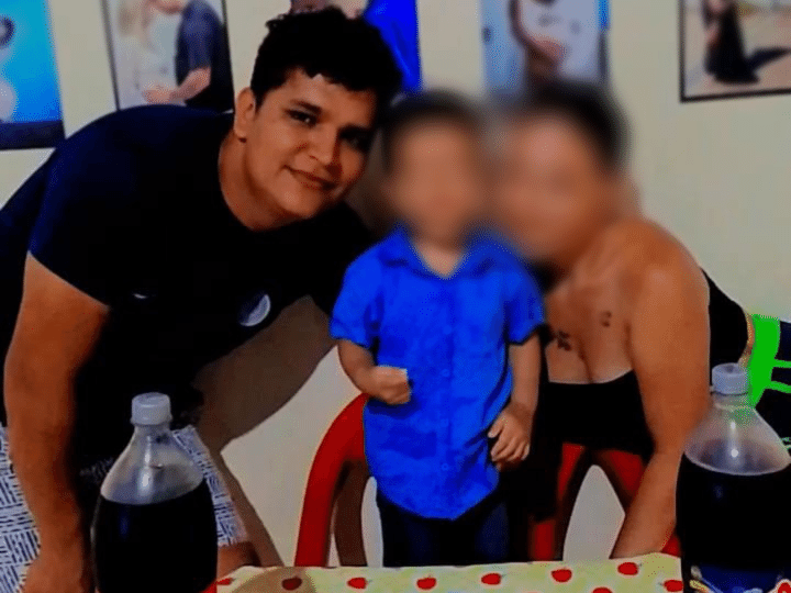 Funcionário é demitido por fazer foto com refrigerante do concorrente no aniversário do filho