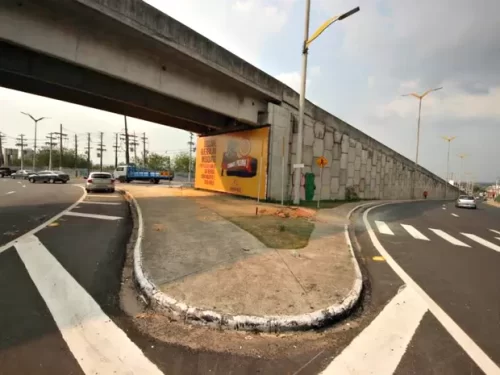 Em Manaus, alça que interliga avenidas é interditada após pista afundar