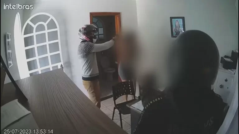 VÍDEO: “Vamos jogar um jogo”: suspeitos fazem ‘roleta-russa’ durante assalto a família